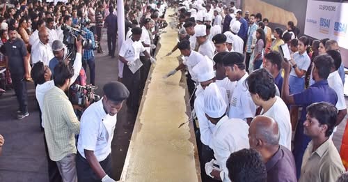 দীর্ঘতম দোসা বানিয়ে বিশ্ব রেকর্ড!